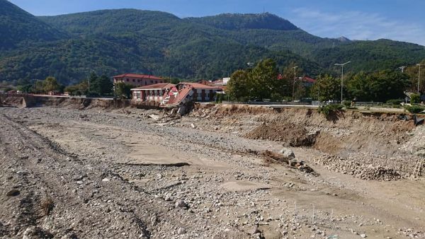 Εμπορικός Σύλλογος Μουζακίου: Αίτημα για άμεση επανασύνδεση του δρόμου μπροστά από το Δημαρχείο με τον περιφερειακό