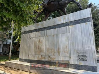 Περιμένει ακόμα την παρέμβαση καθαρισμού η βάση του έφιππου ανδριάντα του Γεωργίου Καραϊσκάκη στην Πλατεία Ελευθερίας (+Φωτο)