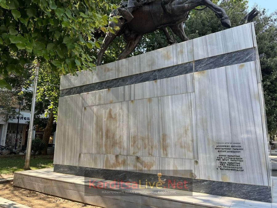 Περιμένει ακόμα την παρέμβαση καθαρισμού η βάση του έφιππου ανδριάντα του Γεωργίου Καραϊσκάκη στην Πλατεία Ελευθερίας (+Φωτο)