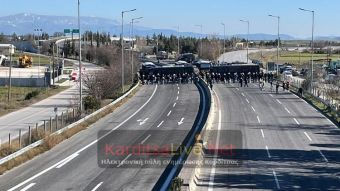 «Μπλόκο» της Αστυνομίας στον κόμβο της Νίκαιας - Στη μάχη και οι φορητές κάμερες της ΕΛ.ΑΣ. (+Φώτο +Βίντεο) - Ανανέωση 17.30