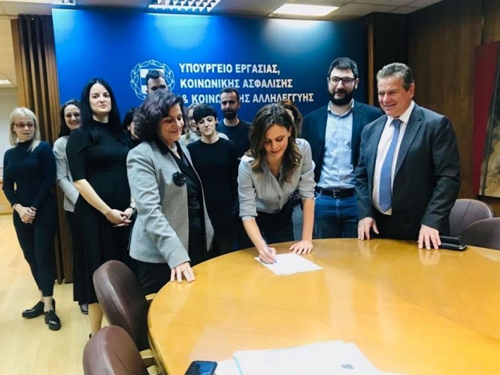 Έπεσαν οι υπογραφές από την Αχτσιόγλου για την αύξηση του κατώτατου μισθού