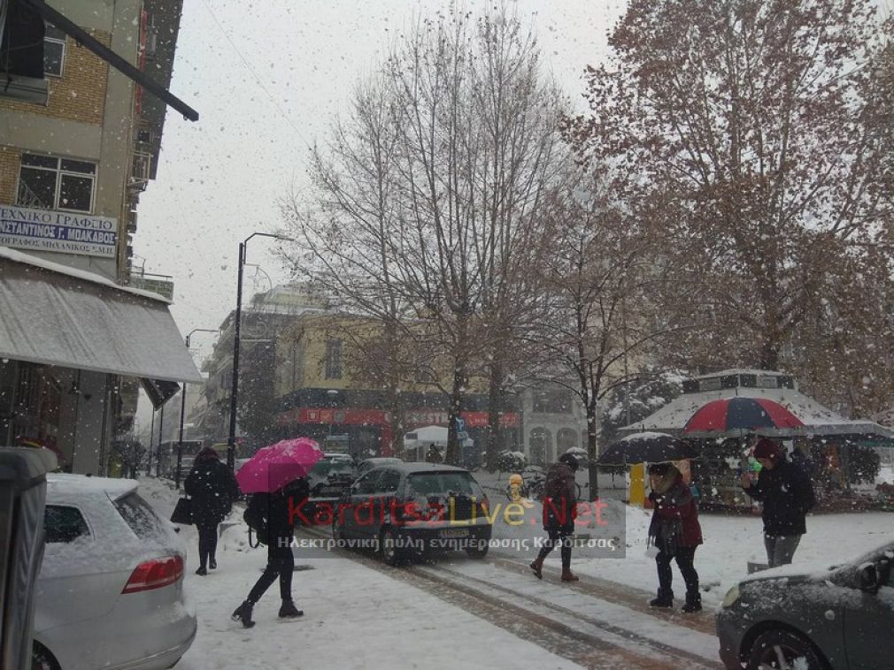 Σφοδρή χιονόπτωση από την &quot;Υπατία&quot; έντυσε και πάλι στα λευκά την Καρδίτσα (+Φώτο +Βίντεο)
