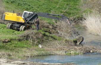 Σε εξέλιξη ο καθαρισμός του Σοφαδίτη ποταμού στο Μασχολούρι