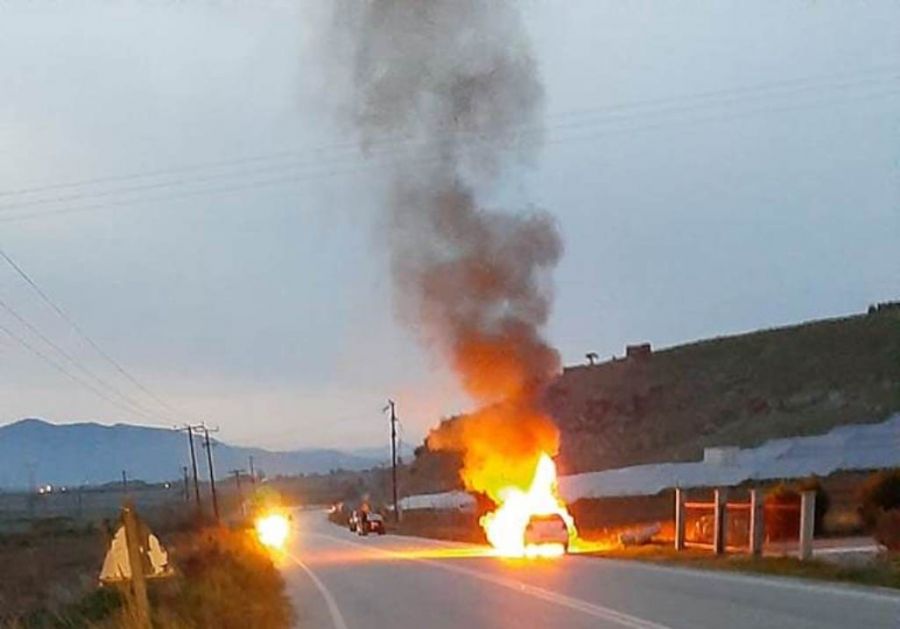 Κάηκε ολοσχερώς αυτοκίνητο στο δρόμο Λάρισας – Αγιάς