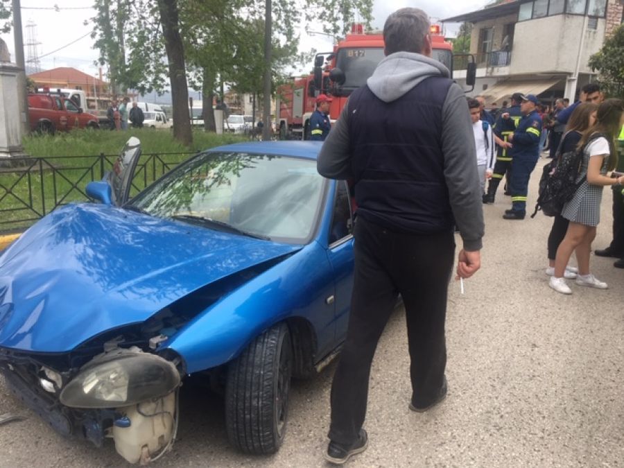 Αγρίνιο: Αυτοκίνητο παρέσυρε και τραυμάτισε δύο μαθήτριες γυμνασίου (+Φώτο)