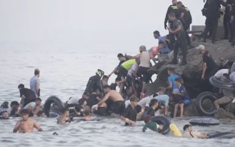 49.000 μετανάστες πέρασαν στον ισπανικό θύλακα της Θέουτας τις τελευταίες 24 ώρες (+Βίντεο)