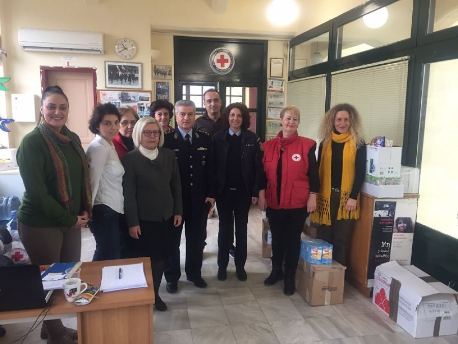 Τρόφιμα, είδη ένδυσης και παιχνίδια πρόσφεραν οι αστυνομικοί