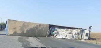 Ανατράπηκε νταλίκα στο δρόμο Λάρισας – Φαρσάλων