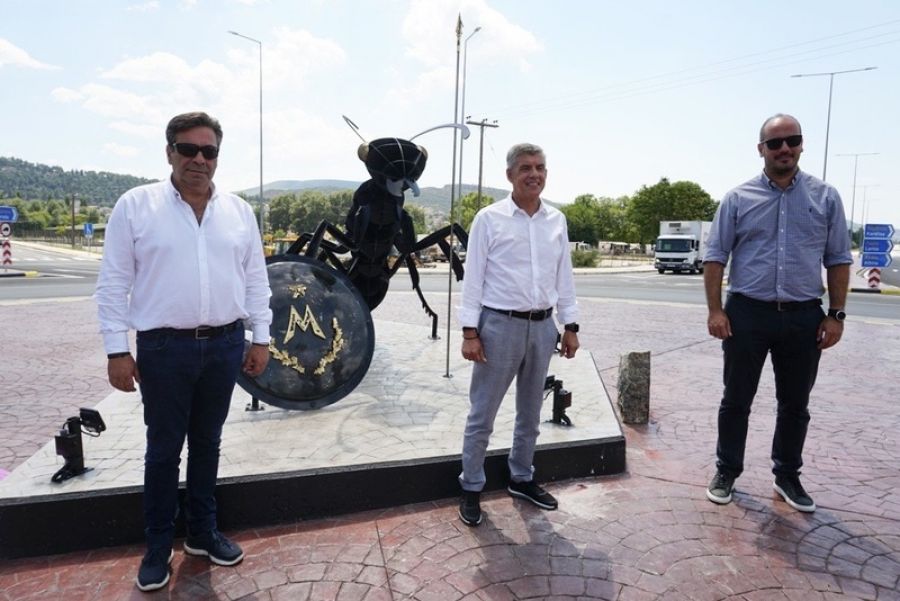 Παραδόθηκε σε κυκλοφορία ο κυκλικός κόμβος της Περιφέρειας Θεσσαλίας στα Φάρσαλα με την εικαστική εγκατάσταση των Μυρμιδόνων
