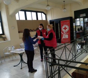 Δέματα "αγάπης" σε ευάλωτες πληθυσμιακές ομάδες από το Περιφερειακό Τμήμα Ε.Ε.Σ. Καρδίτσας