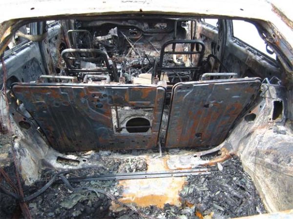Κάηκε ολοσχερώς αυτοκίνητο στην π.Ε.Ο. Λάρισας – Βόλου