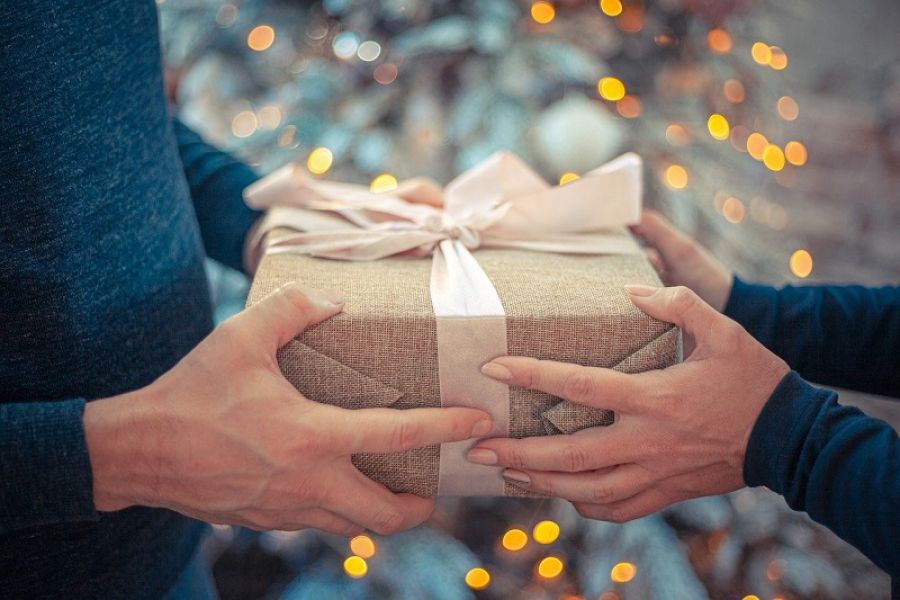 Καρδιτσιώτισσα εξαπατήθηκε μέσω διαδικτύου - Της έστειλαν ένα μπουκάλι νερό αντί για κινητό!