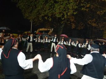 Χορεύει και με βροχή ο Σύλλογος Αργιθεατών Τρικάλων!