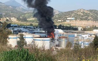 Επικίνδυνη πυρκαγιά έθεσαν υπό έλεγχο πυροσβέστες σε εργοστάσιο χημικών στην Αυλίδα