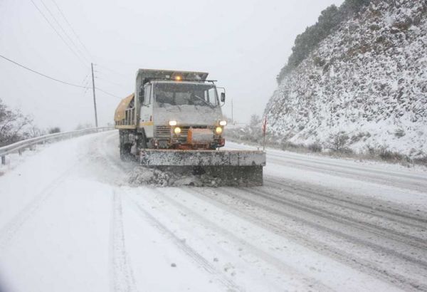 Διακόπηκε προσωρινά το βράδυ του Σαββάτου λόγω χιονόπτωσης η κυκλοφορία οχημάτων στο συνδετήριο δρόμο του Ε65 στην Ξυνιάδα