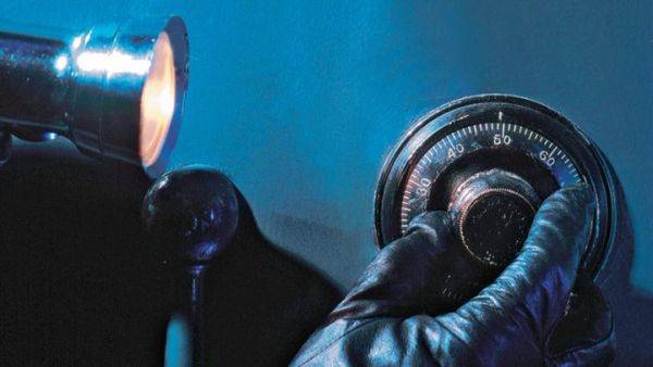 Βόλος: "Φτερά" έκαναν 42.000 ευρώ από χρηματοκιβώτιο καταστήματος