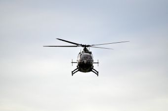 Τραυματίστηκε γυναίκα από χαμηλή πτήση ελικοπτέρου στην παραλία του Πλαταμώνα (+Βίντεο)