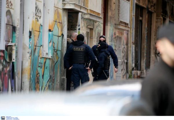 Επιχείρηση της αστυνομίας σε υπό κατάληψη κτίρια στα Εξάρχεια