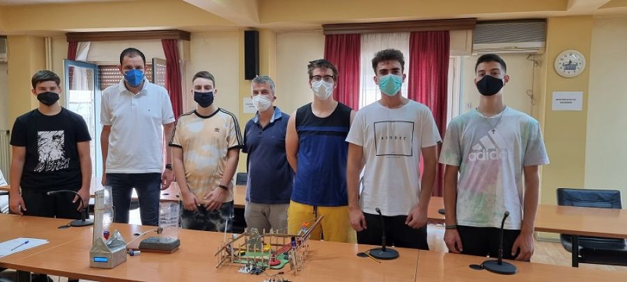 Η ομάδα ρομποτικής του ΕΚΦΕ Καρδίτσας στον Αντιπεριφερειάρχη Π.Ε Καρδίτσας