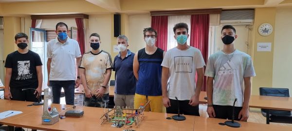 Η ομάδα ρομποτικής του ΕΚΦΕ Καρδίτσας στον Αντιπεριφερειάρχη Π.Ε Καρδίτσας