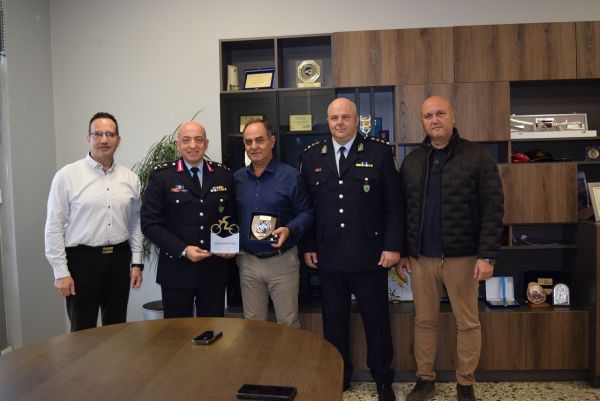 Επίσκεψη του Γ.Α.Δ. Θεσσαλίας ταξίαρχου Γ. Ντιζέ στο δήμαρχο Καρδίτσας Β. Τσιάκο