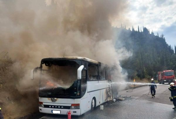 Στις φλόγες παραδόθηκε τουριστικό λεωφορείο στην Κέρκυρα - Σώοι όλοι οι επιβαίνοντες (+Φωτο)