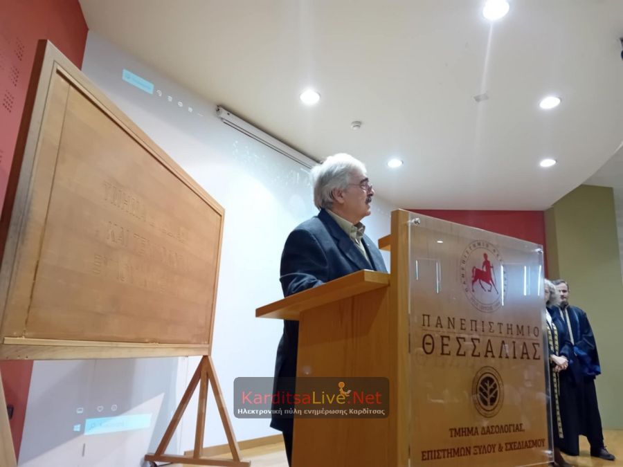 Καρδίτσα: Συγκίνηση για το πτυχίο στους γονείς φοιτήτριας που ‘’χάθηκε’’ σε τροχαίο (+Φωτο +Βίντεο)