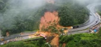 Βραζιλία: Δύο νεκροί και τουλάχιστον 30 αγνοούμενοι από κατολίσθηση που παρέσυρε δεκάδες οχήματα σε έναν δρόμο στο Παρανά