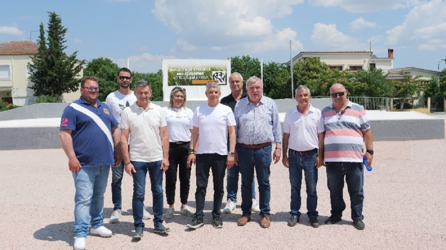 Στη νέα πλατεία του Μελισσοχωρίου Κ. Αγοραστός και Θ. Νασιακόπουλος