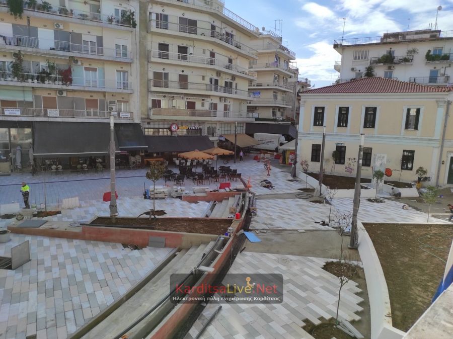 Πλατεία Δικαστηρίων: Τοποθετήθηκαν δέντρα, φωτιστικά σώματα και μαρμάρινη επένδυση στο μνημείο (+Φωτο)