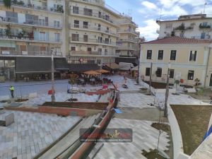 Πλατεία Δικαστηρίων: Τοποθετήθηκαν δέντρα, φωτιστικά σώματα και μαρμάρινη επένδυση στο μνημείο (+Φωτο)