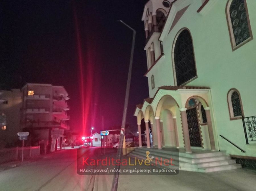 Καρδίτσα: Επικίνδυνη κλίση κολόνας φωτισμού έξω από τον Ι.Ν. Αγίας Σοφίας