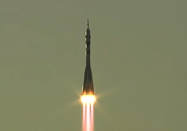 Το διαστημόπλοιο Soyuz μετέφερε νέο αμερικανικορωσικό πλήρωμα στον ΔΔΣ