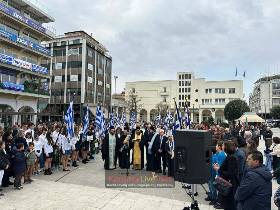 Κατάθεση στεφάνων από τους μαθητές στην Καρδίτσα για τον εορτασμό της 25ης Μαρτίου (+Φωτο +Βίντεο)