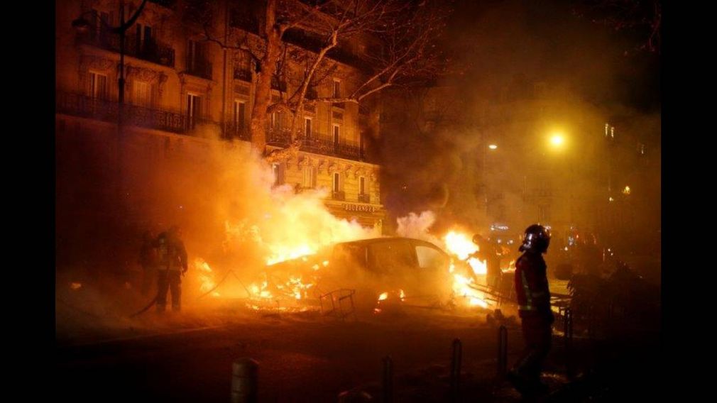 Εικόνες χάους στο Παρίσι: Φωτιές, λεηλασίες και οδομαχίες αστυνομίας - κίτρινων γιλέκων