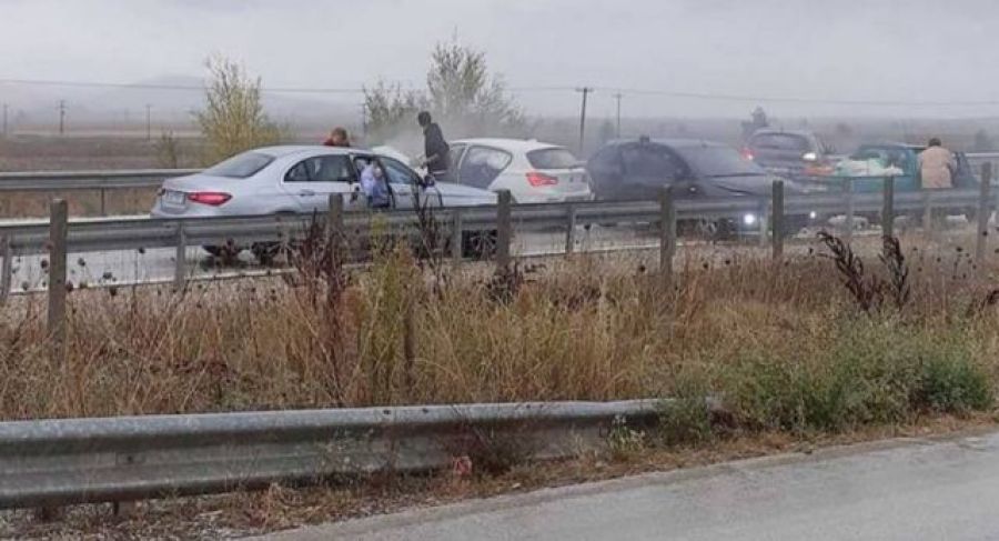 Καραμπόλα έξι οχημάτων στο συνδετήριο δρόμο του Ε65 στην Ξυνιάδα