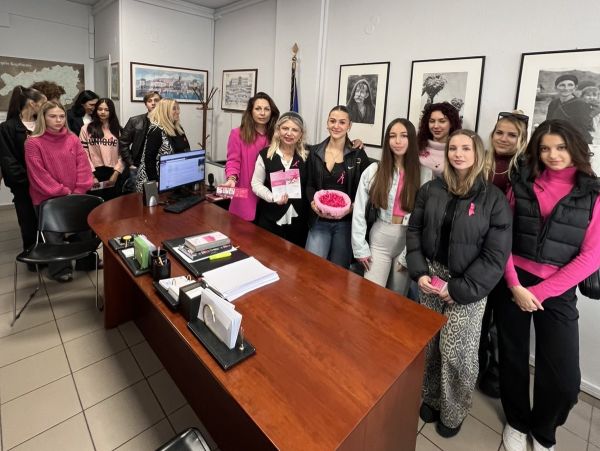 Επιτυχημένη Δράση Ενημέρωσης στην Καρδίτσα για την Παγκόσμια Ημέρα κατά του Καρκίνου του Μαστού - Συμβολική Κίνηση στο Γραφείο Δ.Ε.