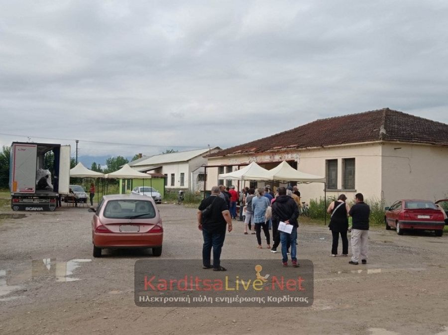Σε εξέλιξη η διανομή τροφίμων στους δικαιούχους του προγράμματος ΤΕΒΑ στην Καρδίτσα (+Φωτο)