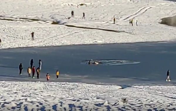 Λ. Πλαστήρα: Επικίνδυνος περίπατος στον πάγο χωρίς (ευτυχώς) επιπτώσεις (+Βίντεο)