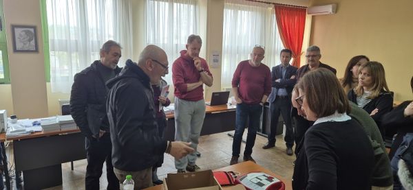 Αγορά απινιδωτή από το Σύλλογο Γονέων και Κηδεμόνων του 1ου Πειραματικού ΓΕΛ Καρδίτσας