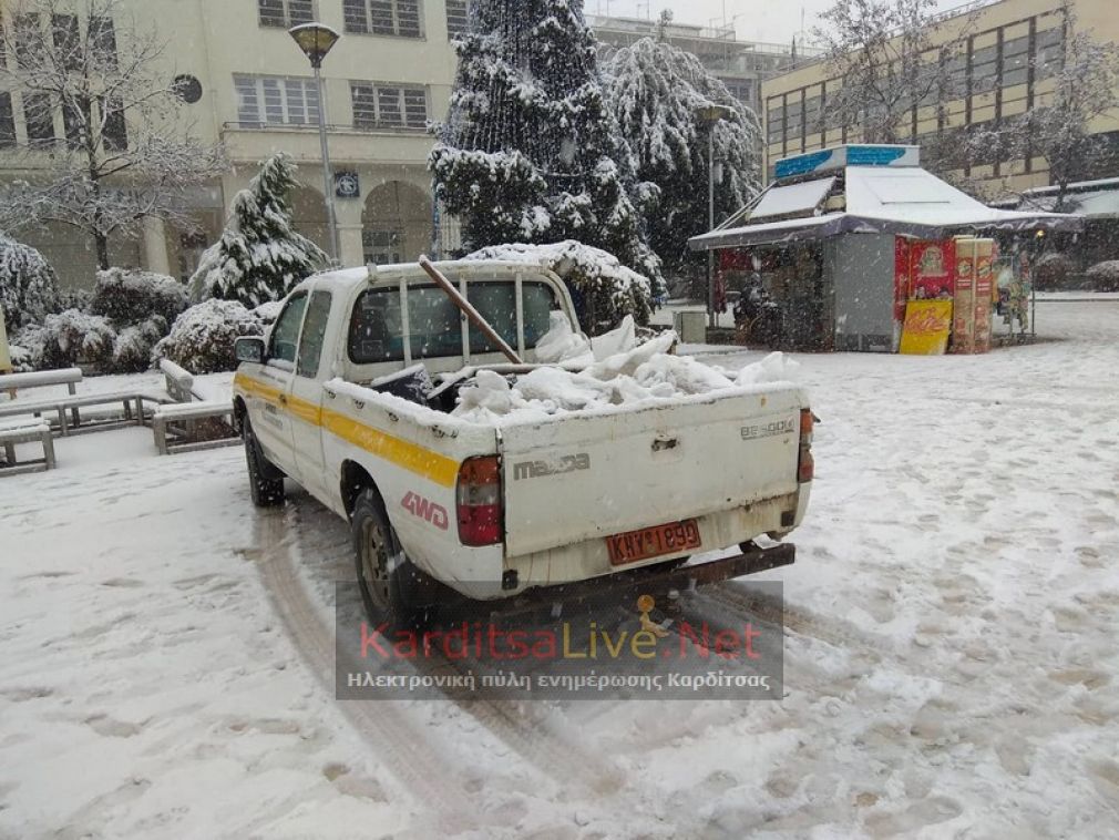Ξεκίνησε η επιχείρηση καθαρισμού του χιονιού από το Δήμο Καρδίτσας (+Βίντεο)