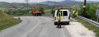Συνεχίζονται οι εργασίες κοπής χόρτων στο οδικό δίκτυο της Π.Ε Λάρισας