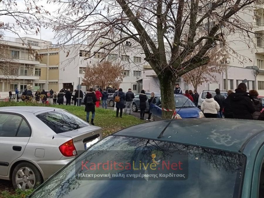 Ουρές για… COVID-19 controls στο νοσοκομείο Καρδίτσας
