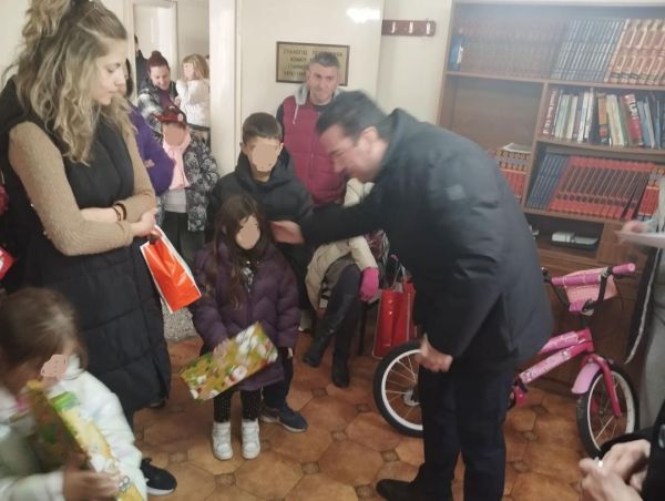Σύλλογος Πολυτέκνων Ν. Καρδίτσας: Διανομή δώρων σε μικρά παιδιά πολύτεκνων οικογενειών