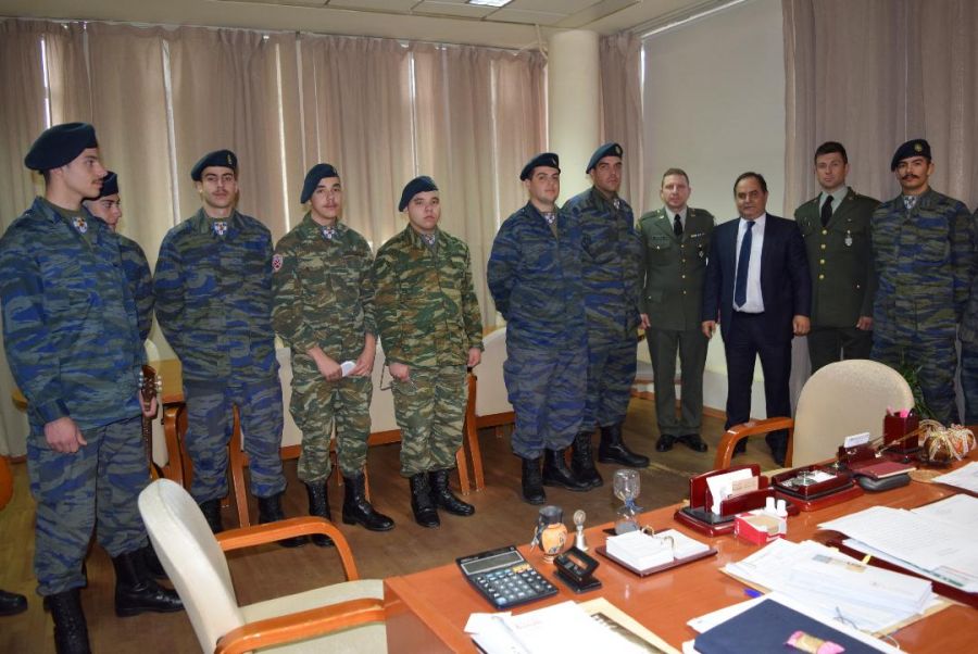 Τα κάλαντα στο Δήμαρχο κ Τσιάκο από τους εκπαιδευόμενους του ΚΕΣΝ Ρούσσου