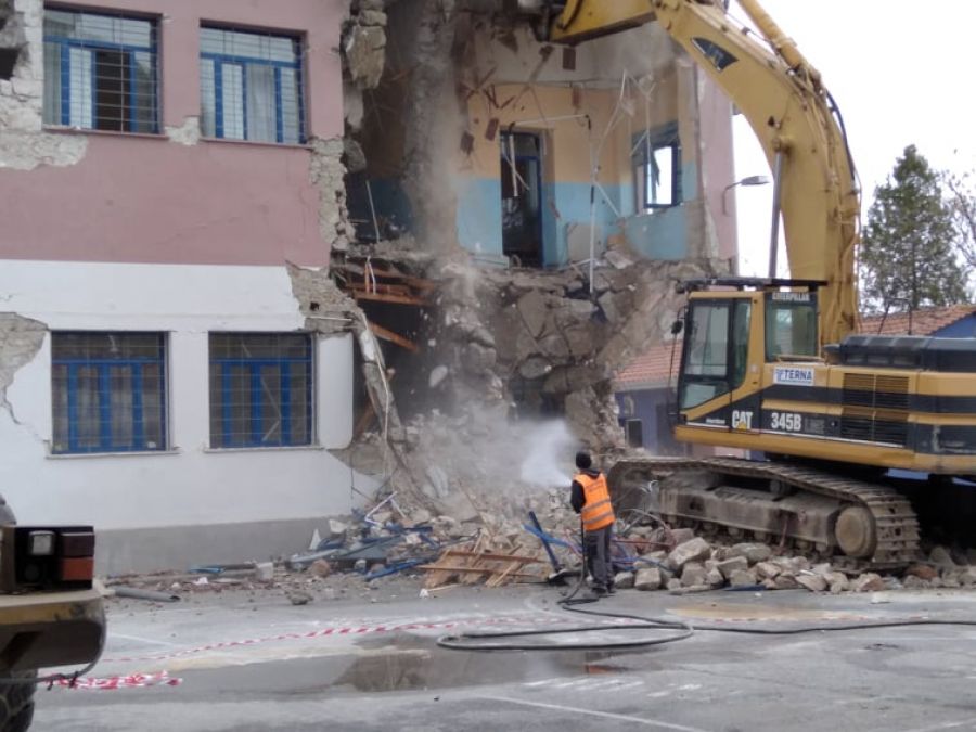 Επίλογος στα 83 χρόνια ιστορίας για το σχολείο Δαμασίου Λάρισας - Ξεκίνησε η κατεδάφιση (+Βίντεο)