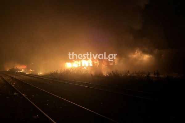 Καθυστερήσεις σε δρομολόγια του ΟΣΕ μετά από φωτιά σε εγκαταλελειμμένα βαγόνια στη Θεσσαλονίκη