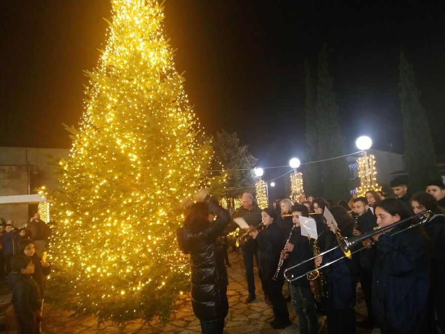 "Φόρεσε" τα γιορτινά του το Μουζάκι
