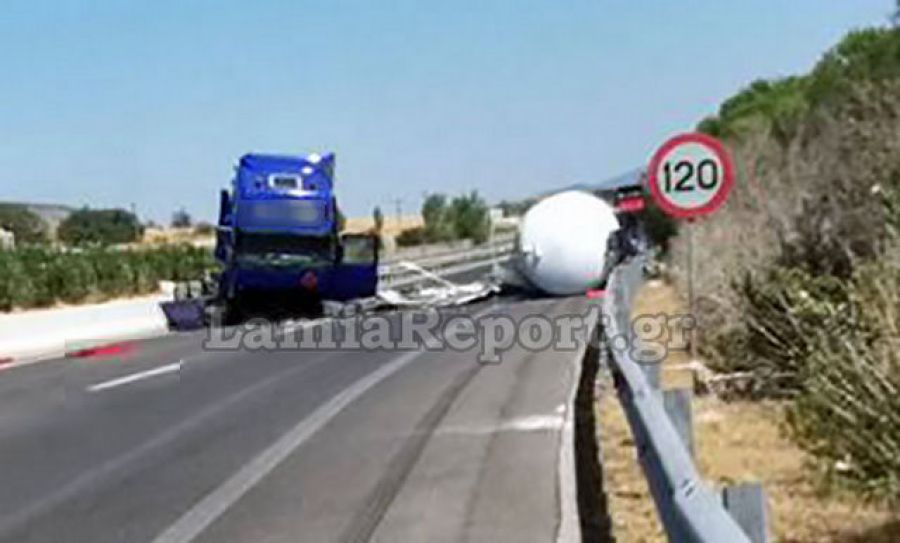 Τούμπαρε βυτιοφόρο - Κλείνει η εθνική οδός Αθηνών - Λαμίας