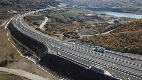 Ανάποδα στον Ε-65 οδηγούσε 76χρονος - Συνελήφθη για επικίνδυνη οδήγηση